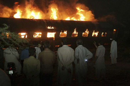 Nhiều toa tàu bốc cháy khi đoàn tàu khách đâm vào xe bồn chở nhiên liệu tại TP Sheikhupura, tỉnh Punjab, Pakistan, ngày 28-3-2017.